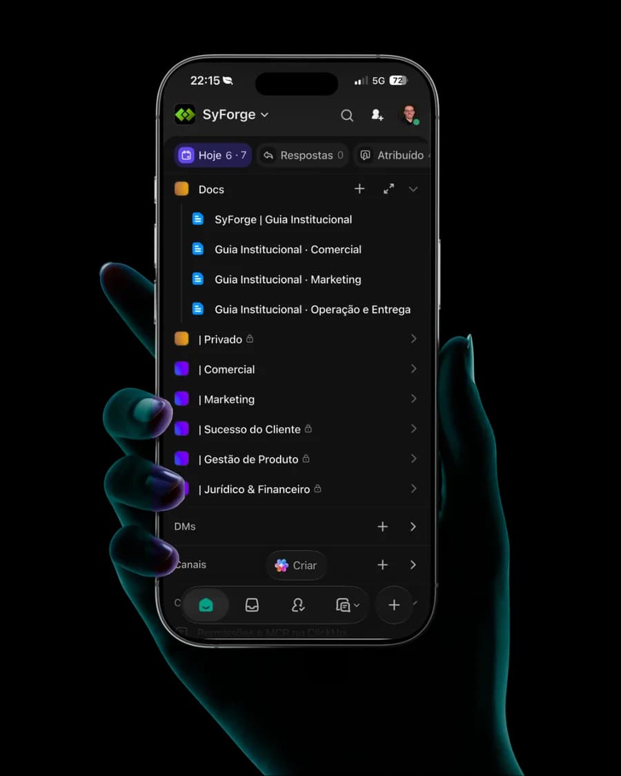 Celular com o ClickUp aberto no espaço Docs, mostrando o Guia Institucional e os guias de Comercial, Marketing e Operação e Entrega