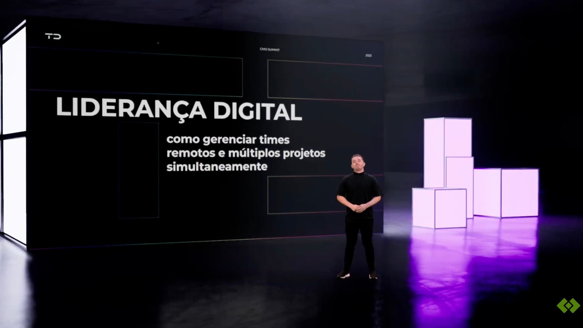 Thiago Rodrigues no palco do CMO Summit apresentando sobre liderança digital e gestão de times remotos em múltiplos projetos