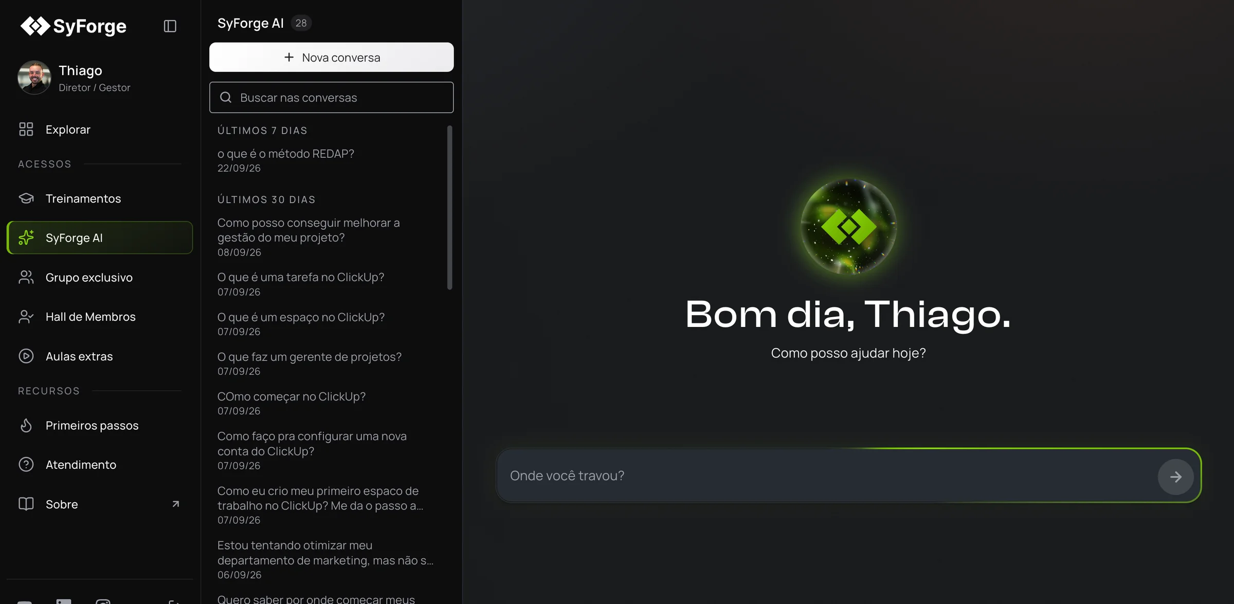 Tela da SyForge AI dentro do Hub: “Bom dia, Thiago. Como posso ajudar hoje?” e o campo “Onde você travou?”, com o histórico de conversas ao lado